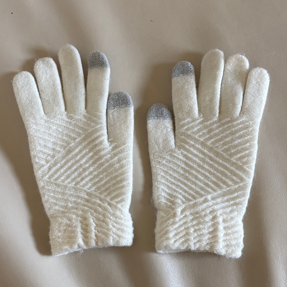 Cream white tech friendly soft gloves